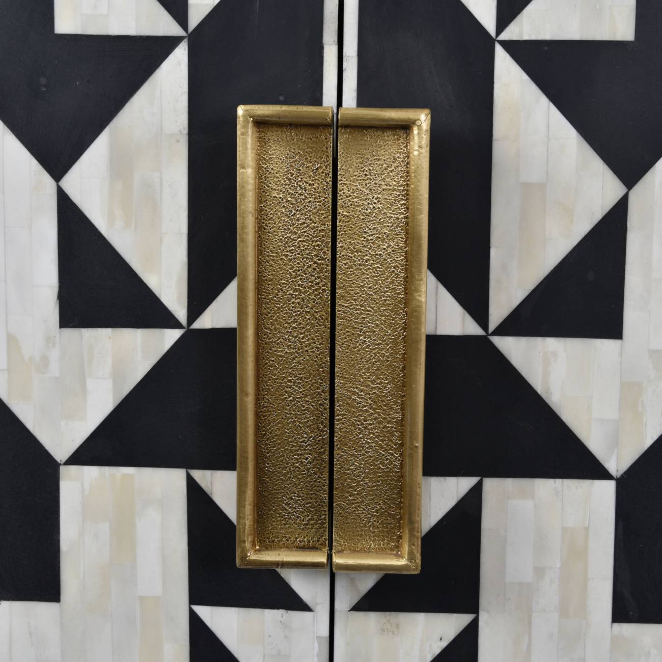 Armoire à boissons avec incrustation d'os Wolseley
