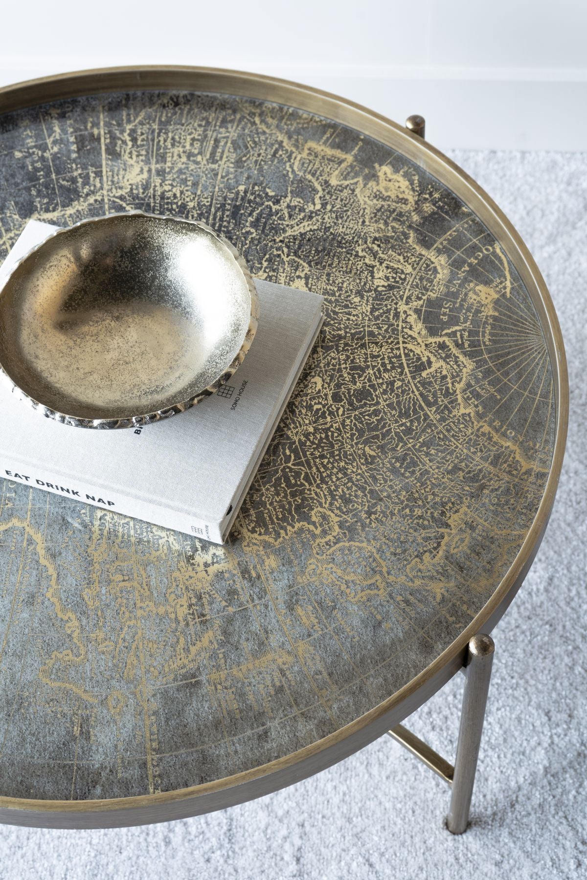 Wiener Antik-Goldatlas-Couchtisch mit Tablett