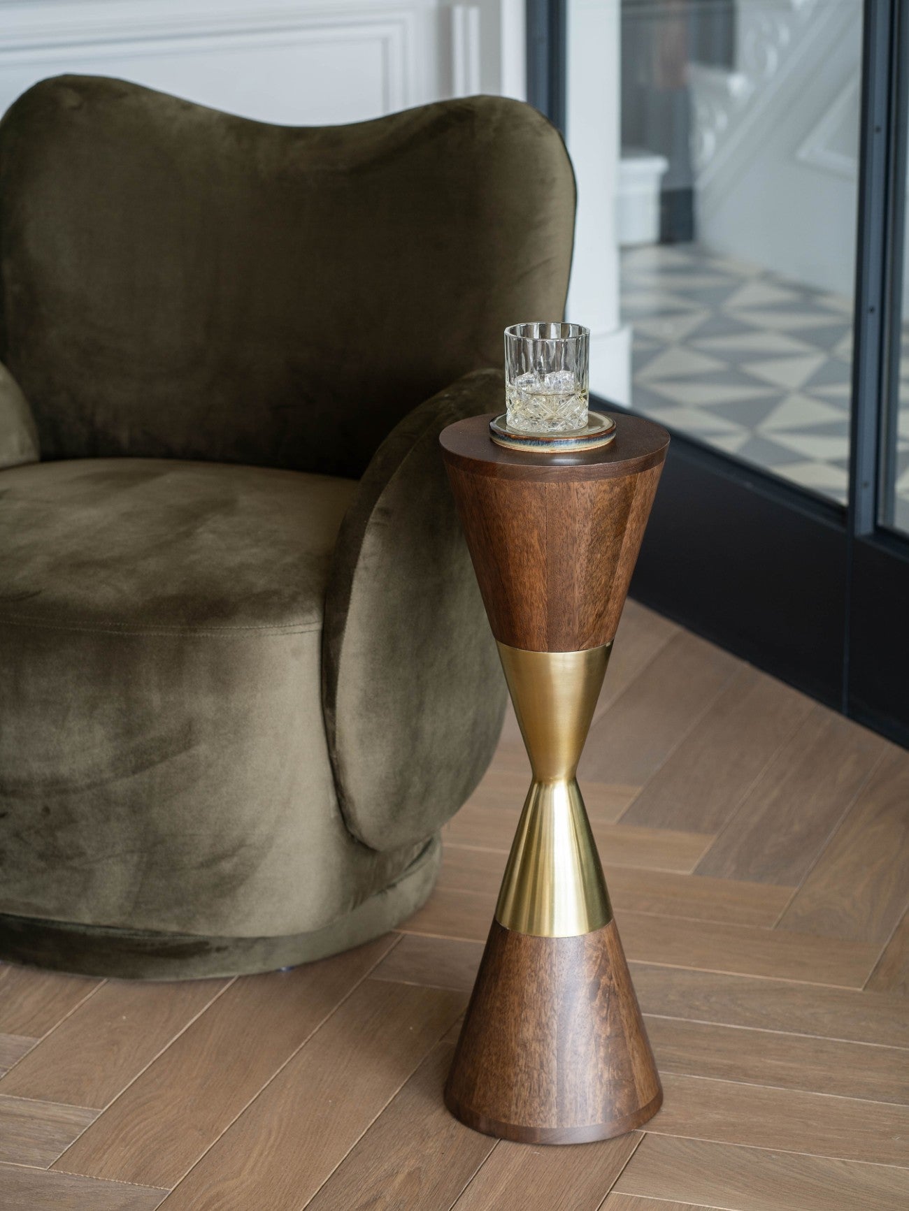 Wiener Antik-Goldatlas-Couchtisch mit Tablett