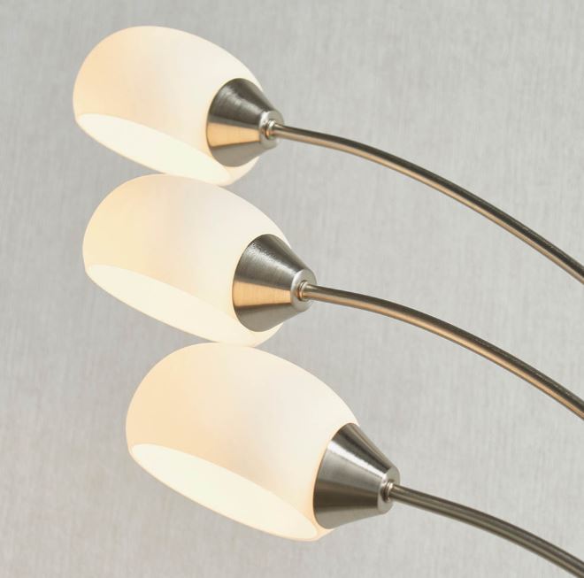 Lampadaire argenté à 3 lumières