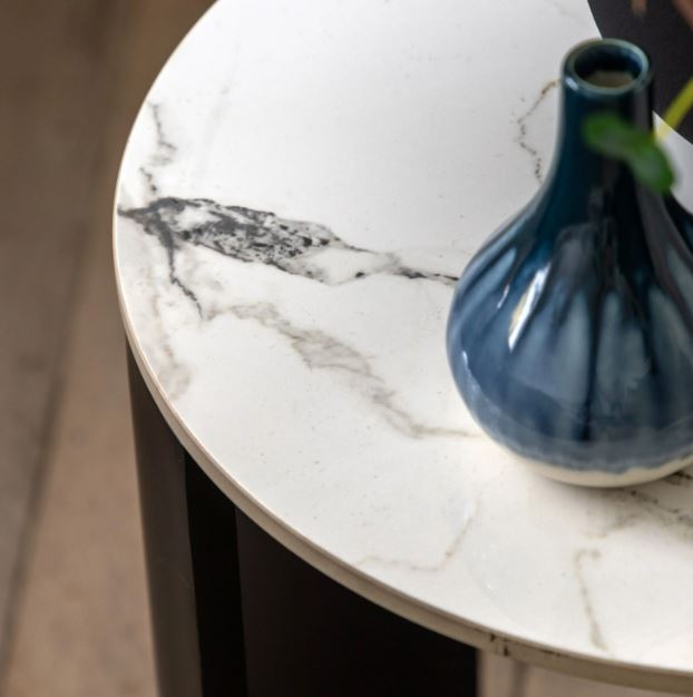Ensemble de 2 tables d'appoint à plateau monochrome Swirl