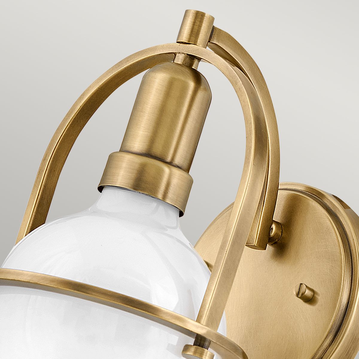 Applique murale simple en laiton Heritage avec ampoule opale