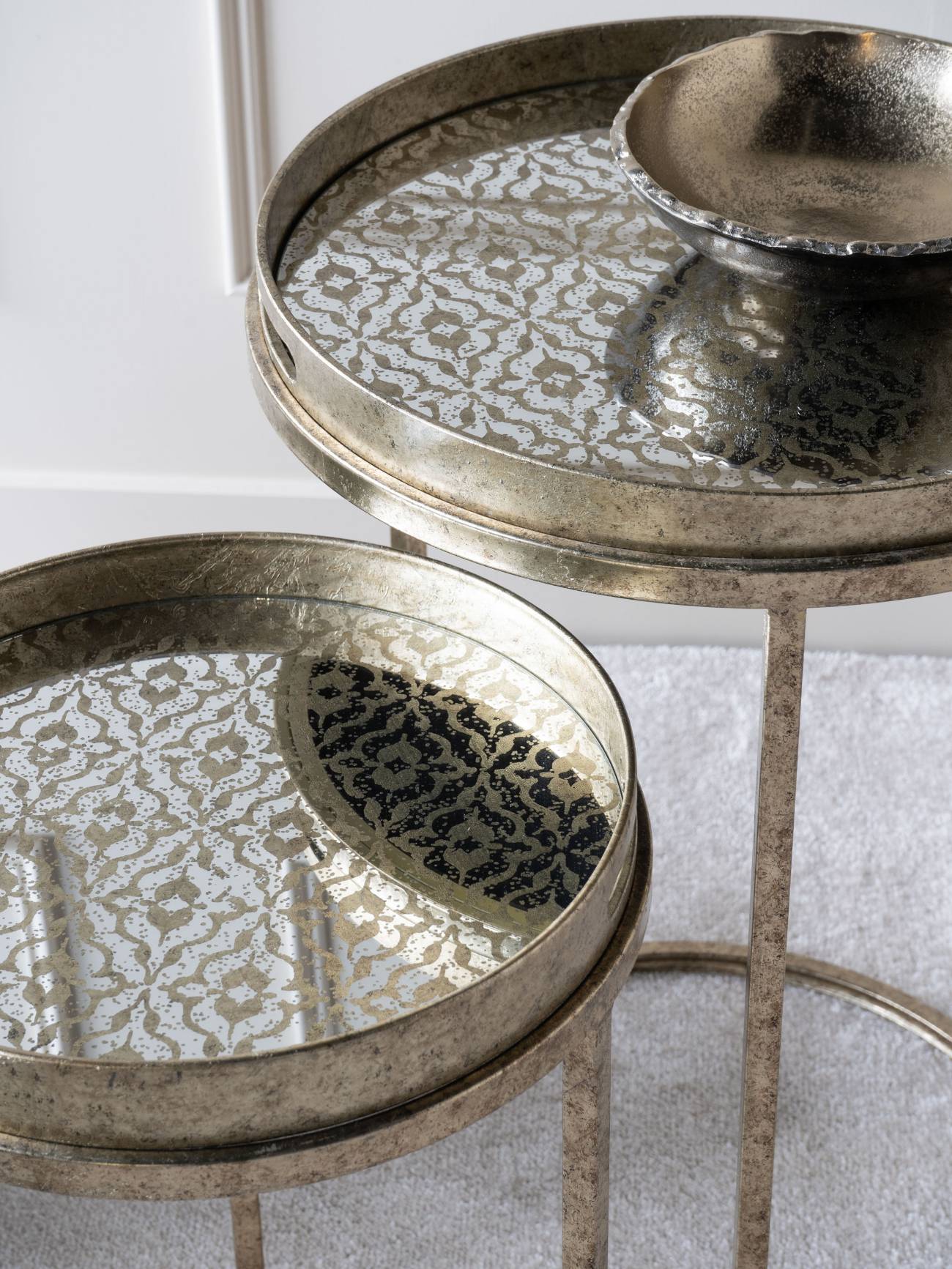 Wiener Antik-Goldatlas-Couchtisch mit Tablett
