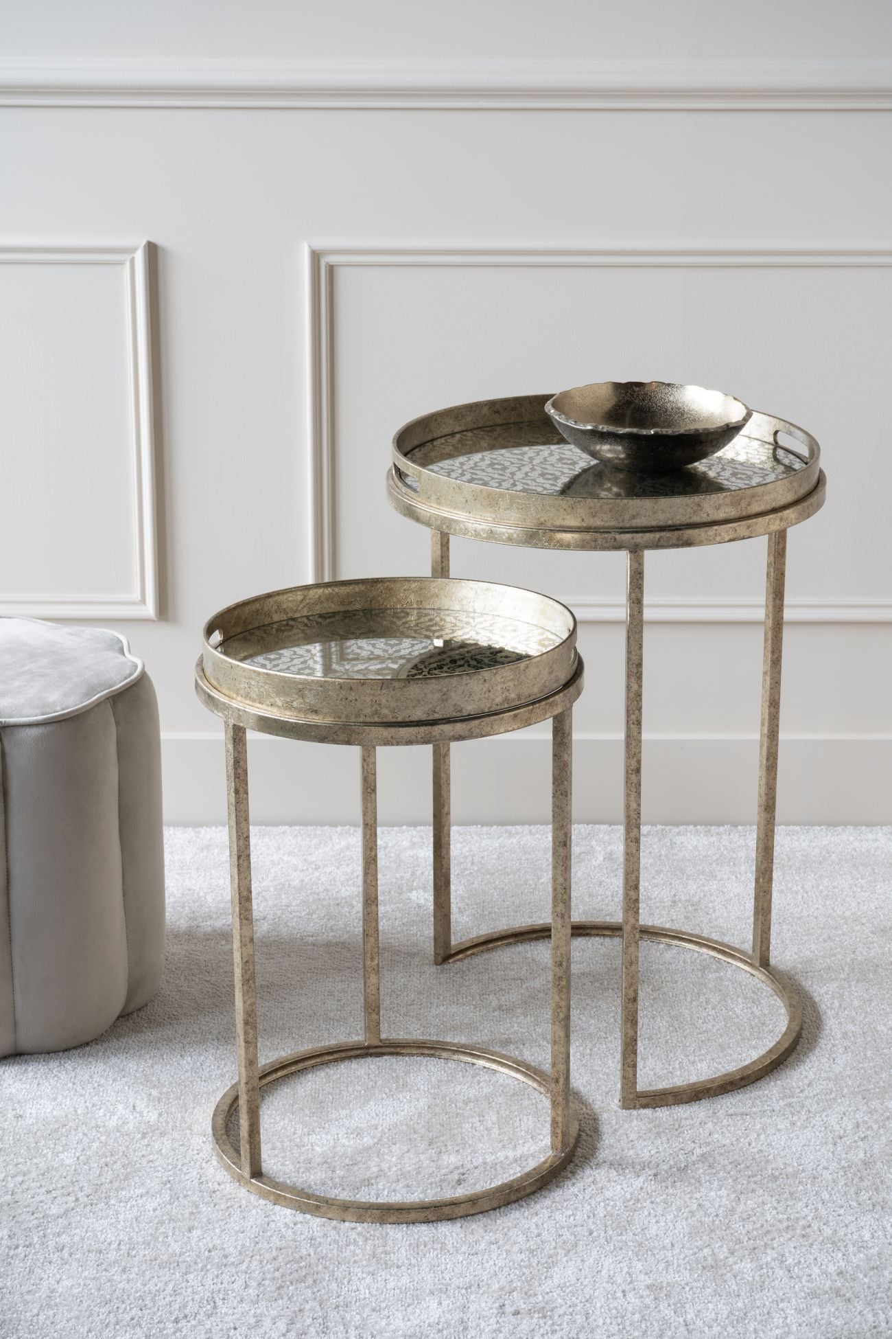 Wiener Antik-Goldatlas-Couchtisch mit Tablett