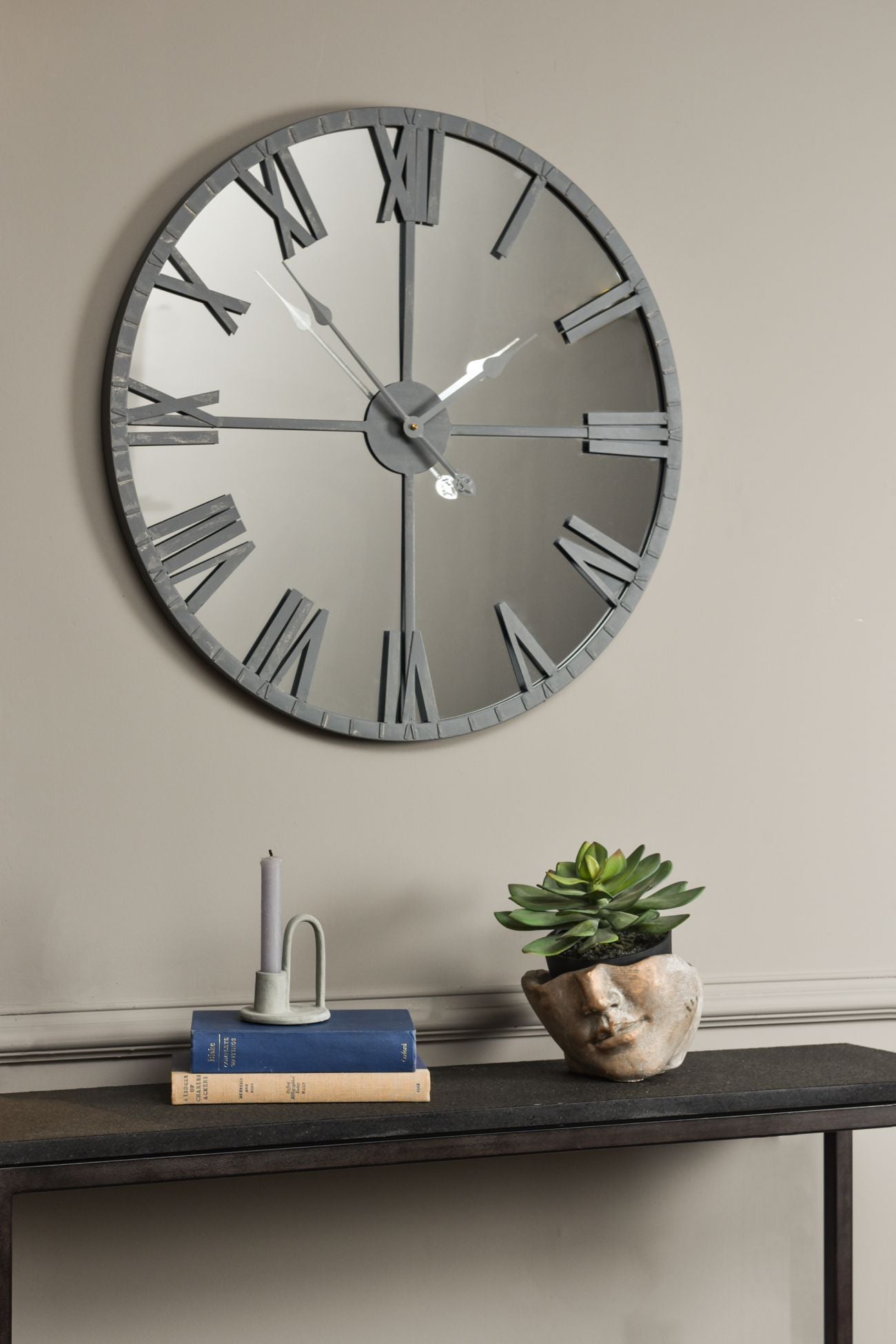 Horloge murale avec miroir encadré gris