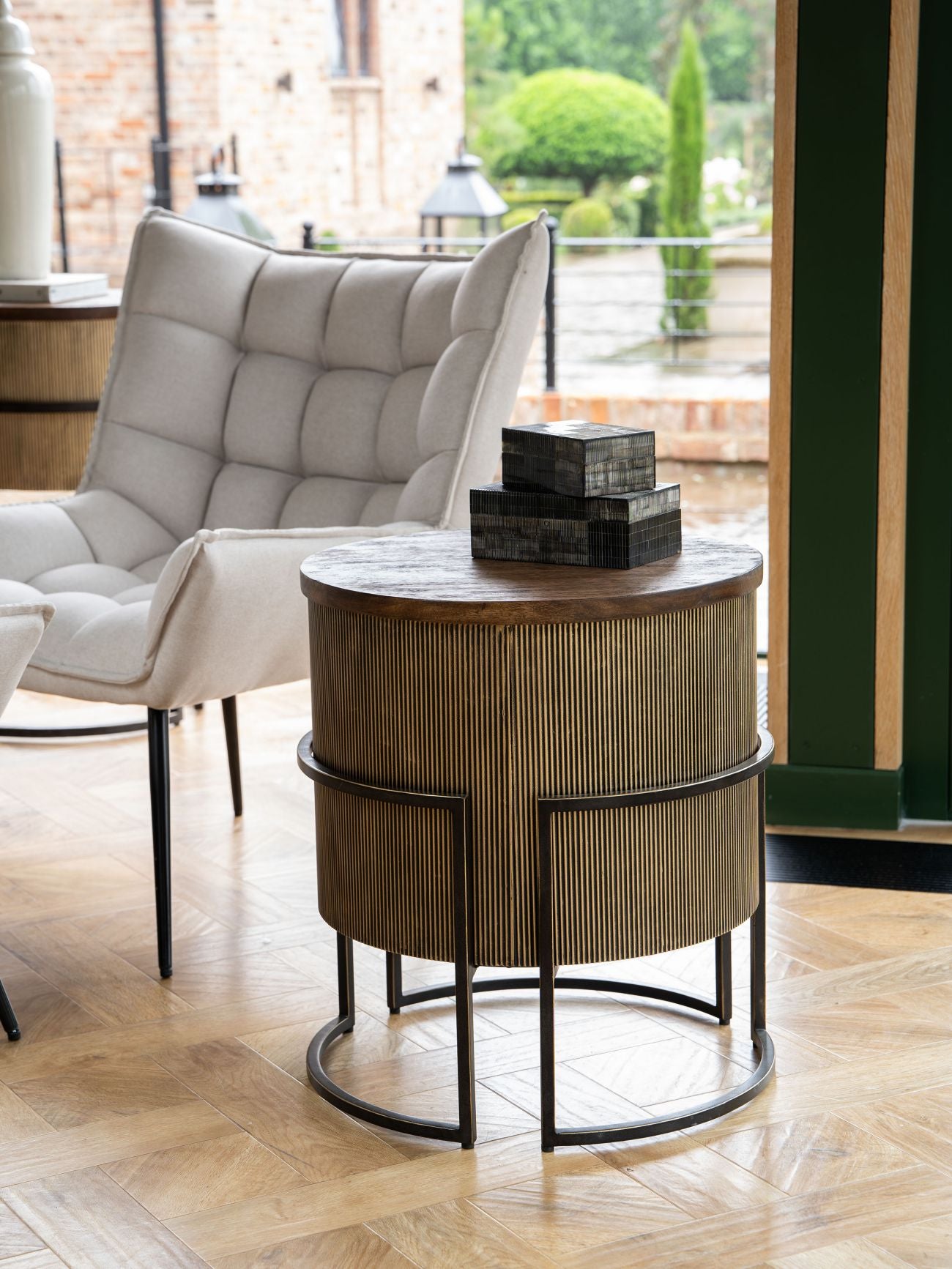 Wiener Antik-Goldatlas-Couchtisch mit Tablett