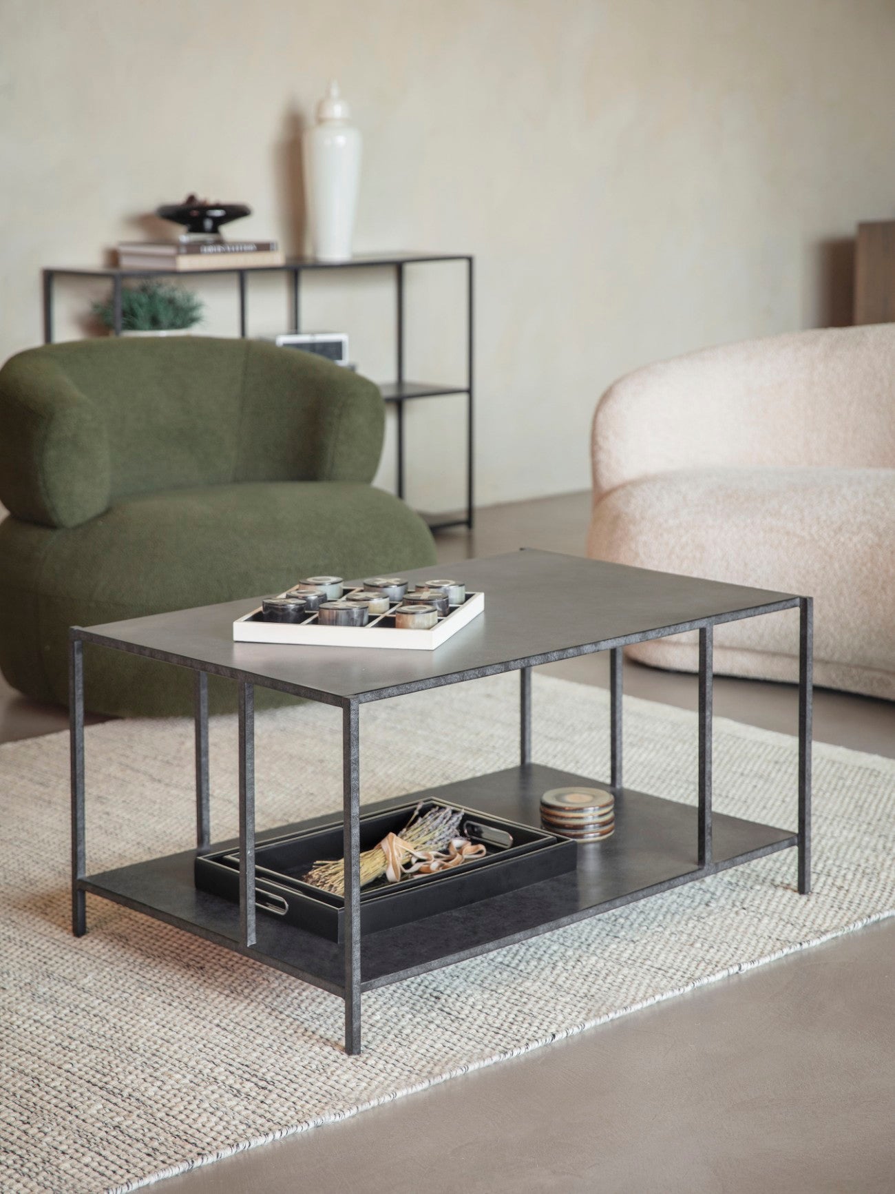Wiener Antik-Goldatlas-Couchtisch mit Tablett
