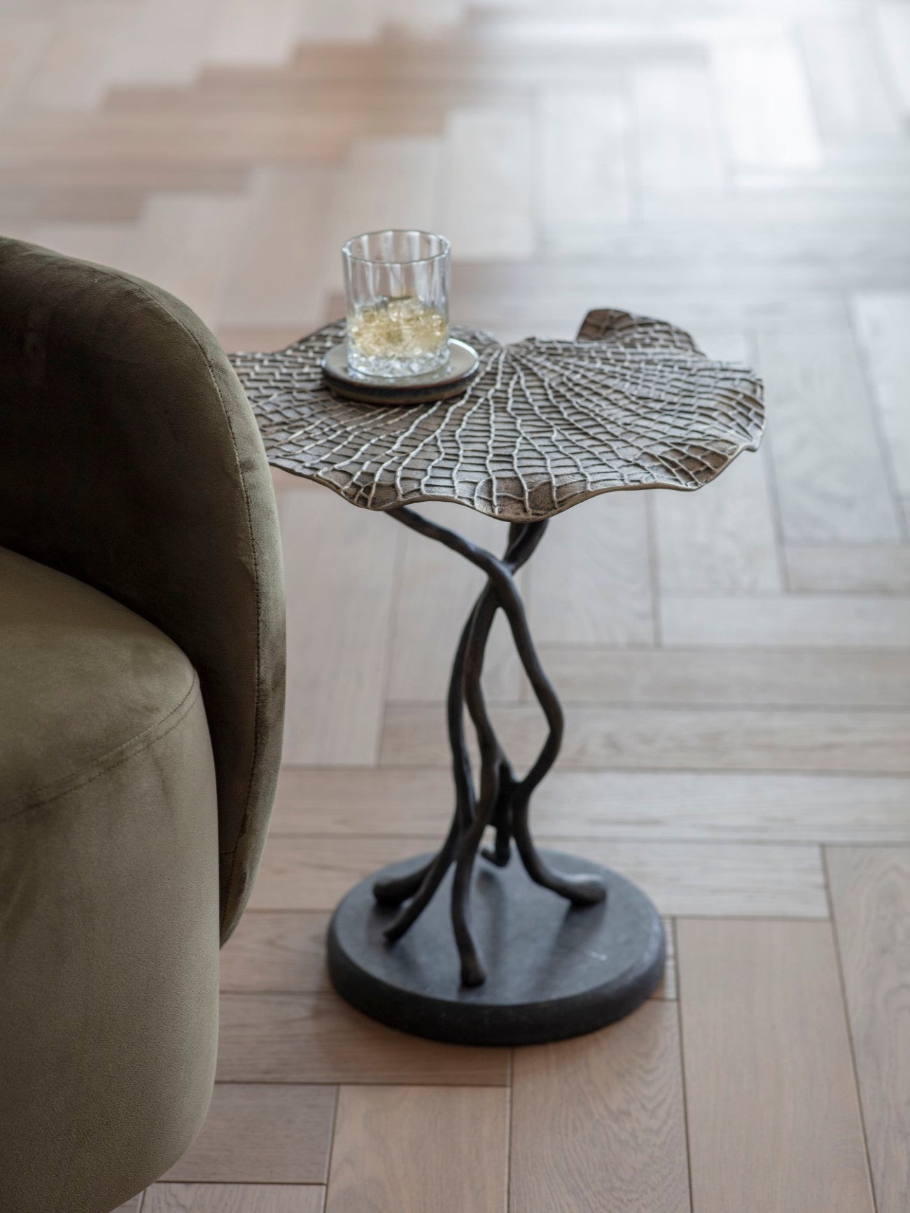 Wiener Antik-Goldatlas-Couchtisch mit Tablett
