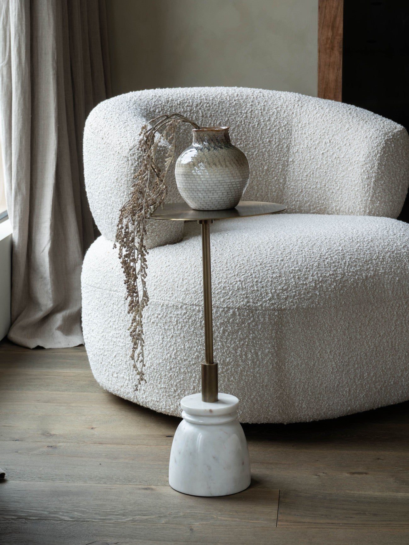 Wiener Antik-Goldatlas-Couchtisch mit Tablett
