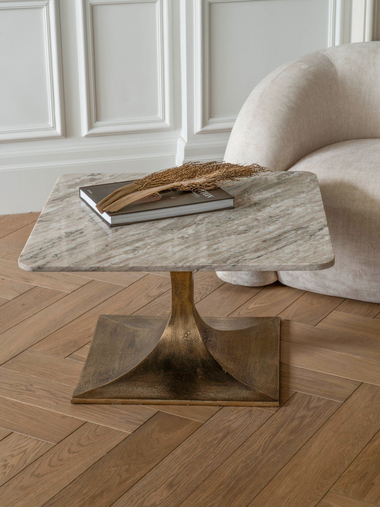 Wiener Antik-Goldatlas-Couchtisch mit Tablett