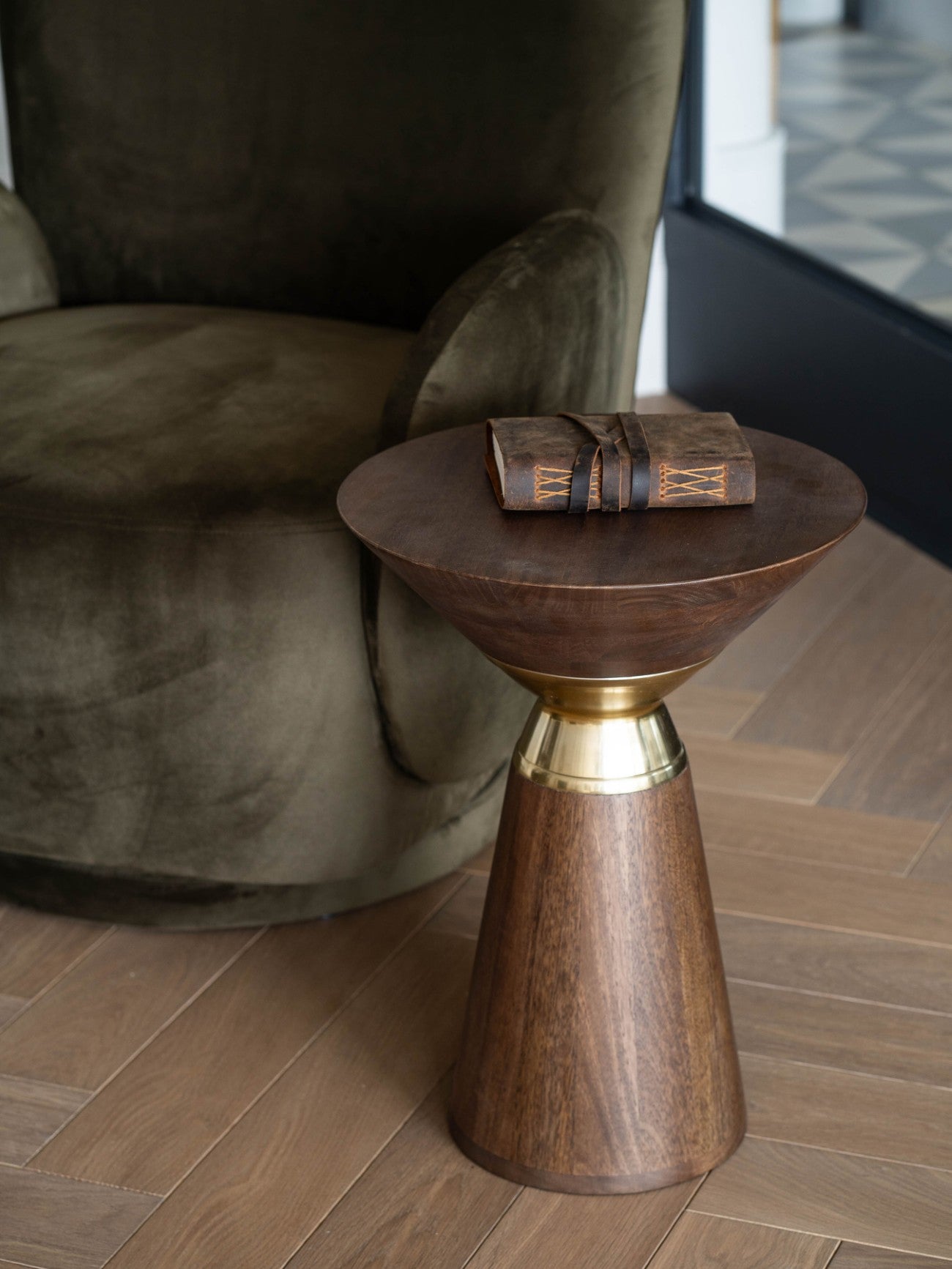 Wiener Antik-Goldatlas-Couchtisch mit Tablett