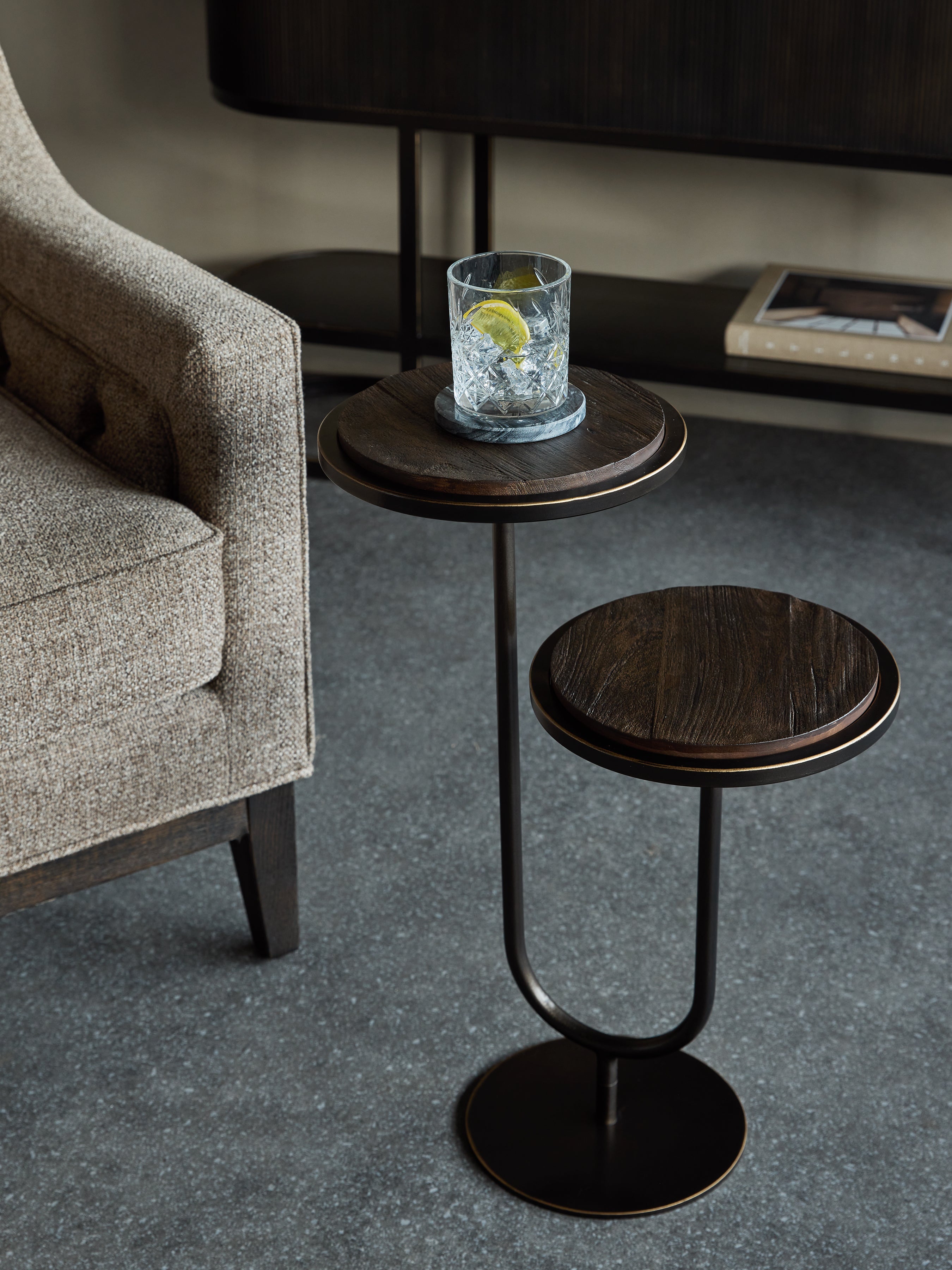 Ensemble de 2 tables d'appoint à plateau monochrome Swirl
