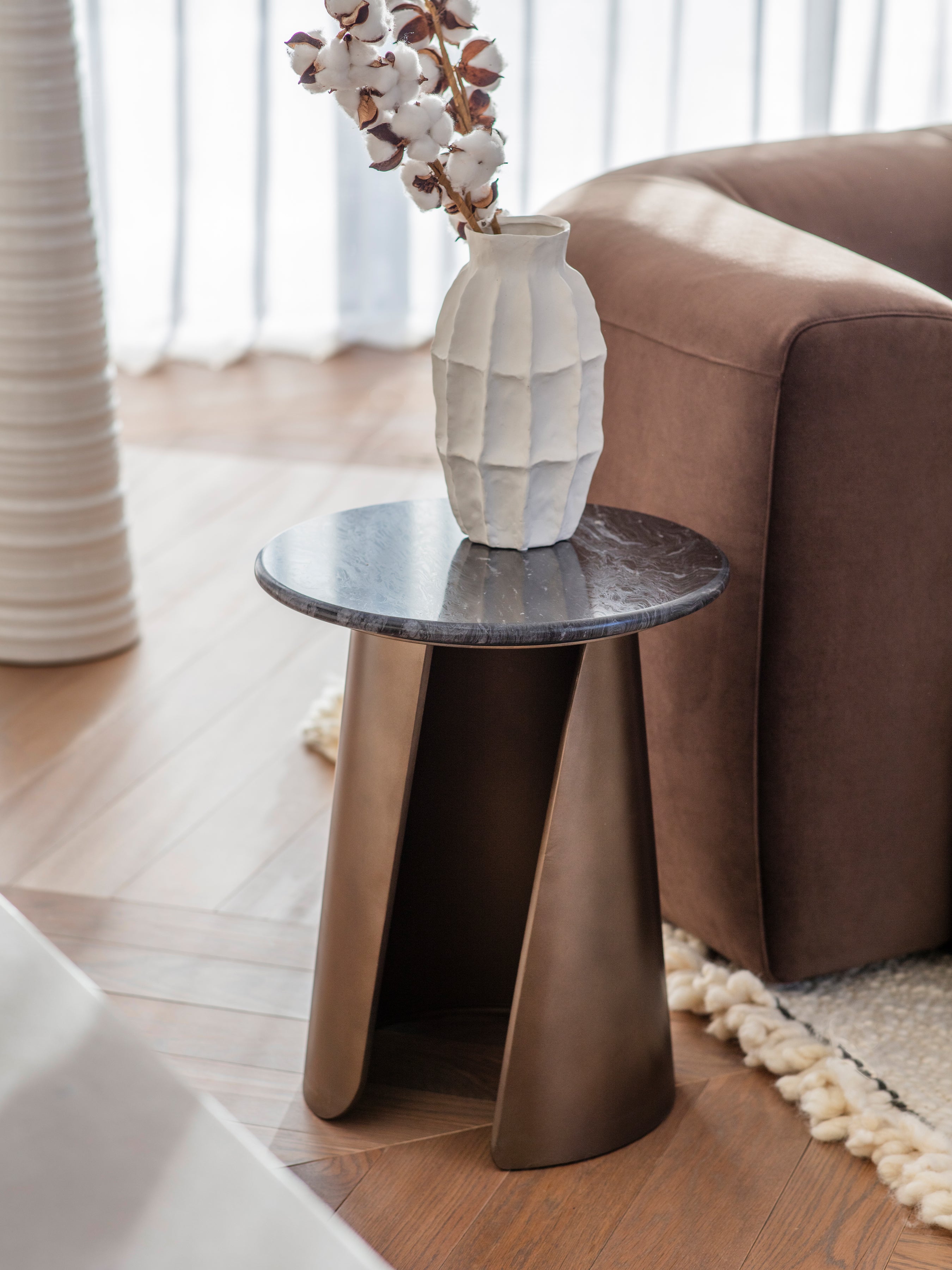 Ensemble de 2 tables d'appoint à plateau monochrome Swirl