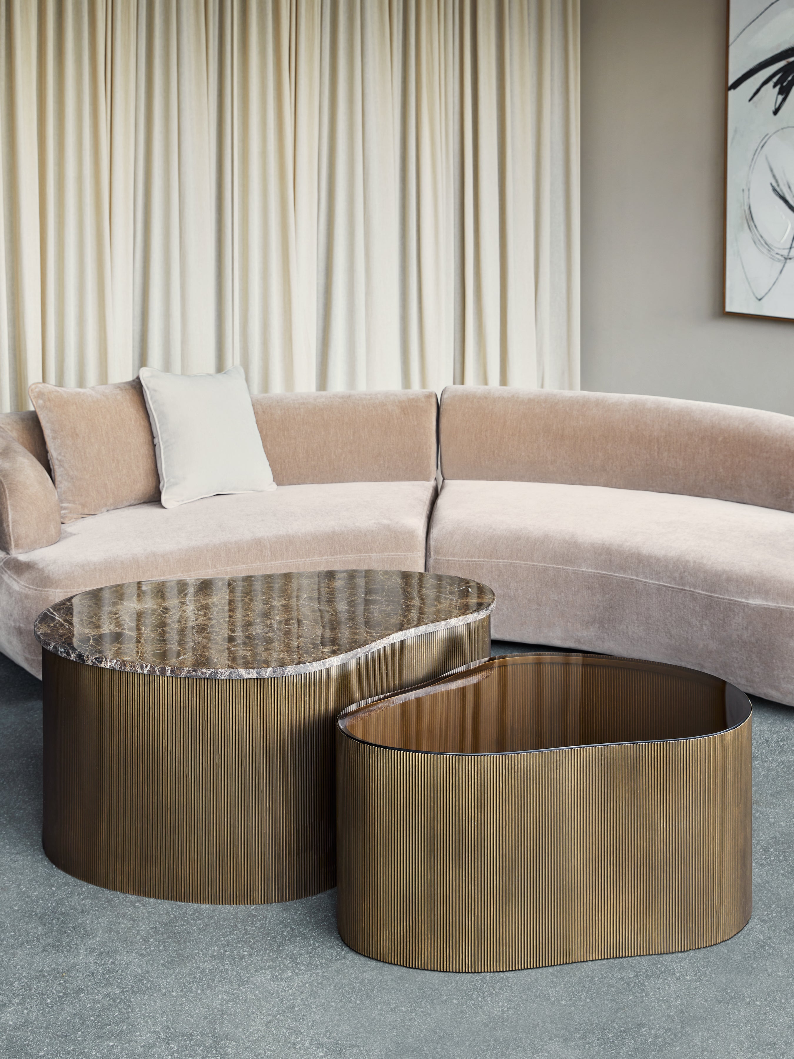 Belvedere Aged Gold Set aus 2 zusammensetzbaren Couchtischen mit Marmor und getöntem Glas