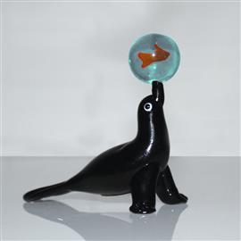 OBJETS D'ART MINIATURE GLASS FIGURINE - SEA LION WITH FISH