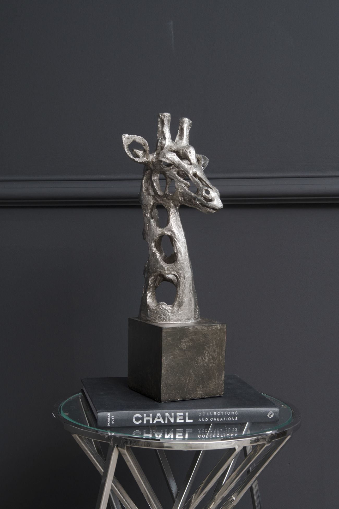 Addo Sculpture abstraite tête de girafe en résine argentée