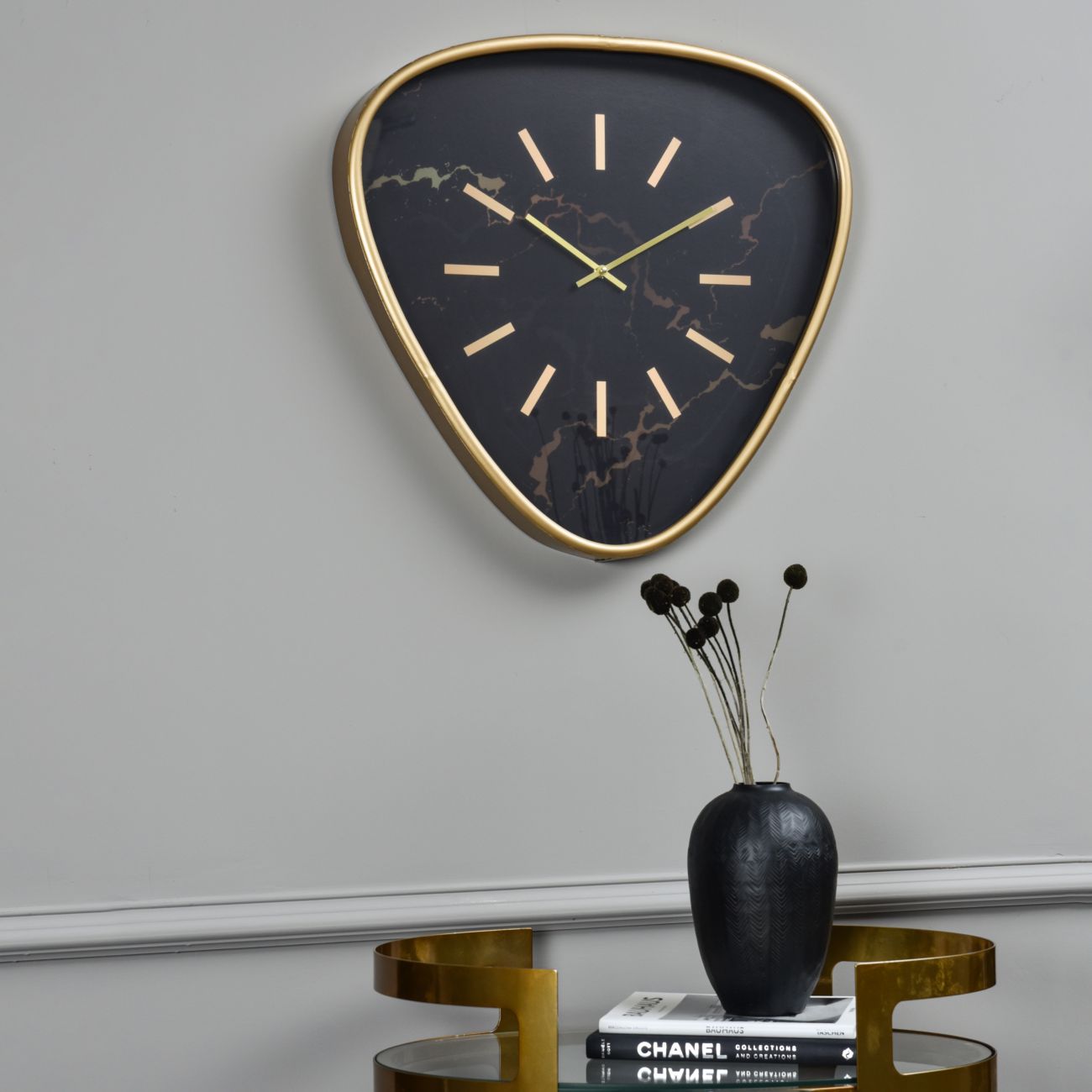 Horloge murale triangulaire noire emblématique Telford
