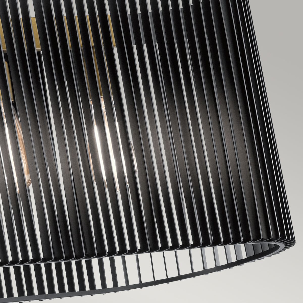 Lustre linéaire à 5 lumières en laiton naturel avec abat-jour à lattes noires